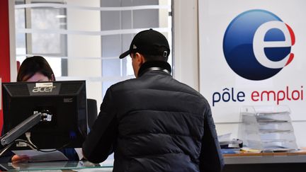 Un homme devant un guichet de Pôle emploi à Montpellier (Hérault). Photo d'illustration. (PASCAL GUYOT / AFP)