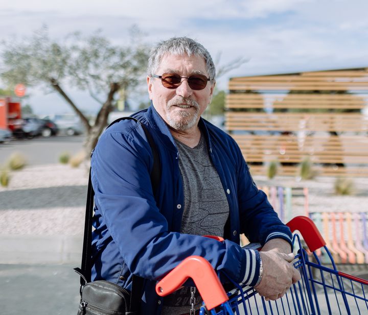 Stefan pose sur le parking d'un supermarché de Châteauneuf-les-Martigues (Bouches-du-Rhône), le 7 avril 2022. (PIERRE MOREL / FRANCEINFO)