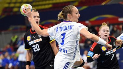 La Française Alicia Toublanc, lors du match France-Allemagne comptant pour le tour principal de l'Euro de handball 2022.&nbsp; (ROBERT ATANASOVSKI / AFP)