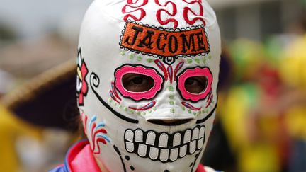 Les supporters du Mexique sont nombreux &agrave; assister aux matchs de leur &eacute;quipe avec un masque de catch (si tant est qu'on voie quelque chose l&agrave;-dessous). Ici lors de Mexique-Br&eacute;sil, le 17 juin &agrave; Fortaleza.&nbsp; (SERGIO MORAES / REUTERS)