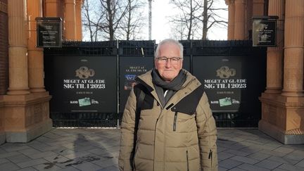 Alain Larsen, 71&nbsp;ans, travaille dans&nbsp;un parc d'attraction du centre de Copenhague, le 6 février 2023.&nbsp; (VALENTIN DUNATE / RADIO FRANCE)