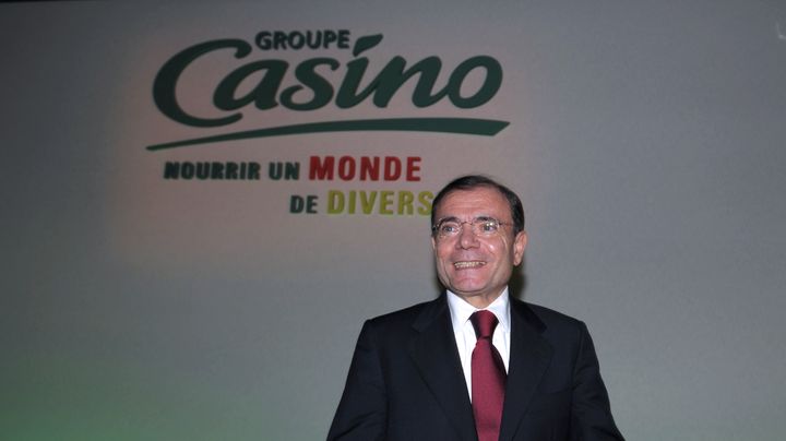 Sourire crisp&eacute; pour le PDG de Casino, Jean-Charles Naouri,&nbsp;lors de la pr&eacute;sentation des r&eacute;sultats du groupe, le 21 f&eacute;vrier 2013 &agrave; Paris. (ERIC PIERMONT / AFP)