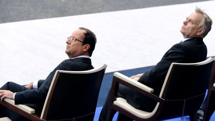 Le chef de l'Etat, Fran&ccedil;ois Hollande, et le Premier ministre, Jean-Marc Ayrault, assistent au d&eacute;fil&eacute; du 14-Juillet, &agrave; Paris. (BERTRAND GUAY / AFP)