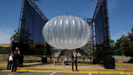 Loon, la filiale d'Alphabet, présente un ballon-transmetteur d'internet à Mountain View (Californie, Etats-Unis), le 19 mai 2016. (STEPHEN LAM / REUTERS)