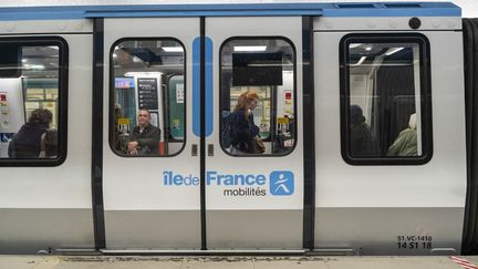 Un métro sur la ligne 11 à la station Châtelet, à Paris, le 26 octobre 2023. (ANTOINE BOUREAU / HANS LUCAS / AFP)