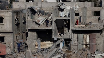 In Rafah, residents of the Palestinian enclave note the damage caused by Israeli bombings.  (MOHAMMED ABED / AFP)