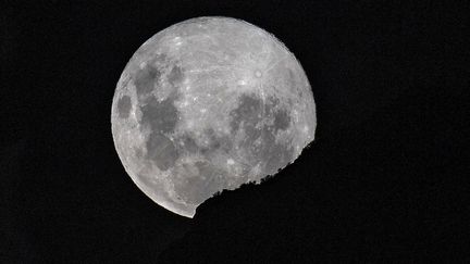 Le Chili a été l'un des derniers pays à pouvoir profiter de la "super Lune", notamment dans le ciel de Santiago. (MARTIN BERNETTI / AFP)