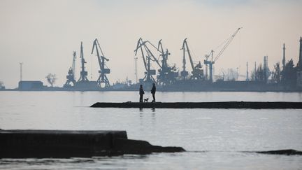Le port de Marioupol, au sud-est de l'Ukraine, le 23 février 2022. (ALEKSEY FILIPPOV / AFP)