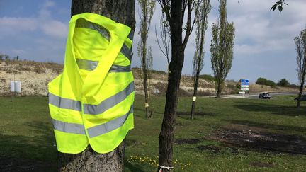 Un gilet jaune sur un rond-point (illustration). (MICKAËL CHAILLOUX / RADIOFRANCE)