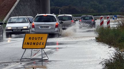 Une route inond&eacute;e par les intemp&eacute;ries &agrave; Mauguio (H&eacute;rault), le 23 ao&ucirc;t 2015.&nbsp; (ALEXANDRE DIMOU / AFP)