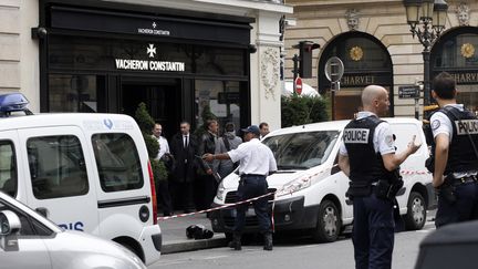 La police s&eacute;curise la zone d'une joaillerie apr&egrave;s un braquage, le 4 octobre 2013 &agrave; Paris. (THOMAS SAMSON / AFP)