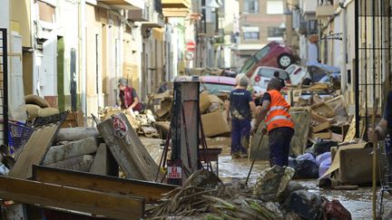 Des résidents de Alfafar (Espagne), nettoient une rue après des inondations historiques dans la région de Valence, le 31 octobre 2024. (JOSE JORDAN / AFP)