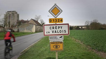 L'entrée de la commune de Crépy-en-Valois (Oise), le 28 février 2020. (MARTIN BUREAU / AFP)