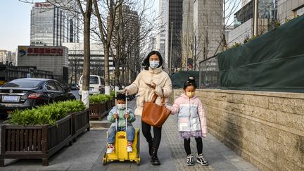 Une image qui se raréfie en Chine. Trop de pression, trop de fatigue... Les familles chinoises n'ont plus de désirs d'enfants. (JADE GAO / AFP)