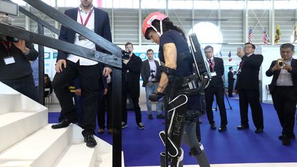 Un exosquelette présenté au salon des inventions à Genève (Suisse), le 29 mars 2017. (MAXPPP)