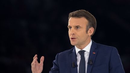 Emmanuel Macron lors d'un meeting de campagne pour l'élection présidentielle, à Paris, le 2 avril 2022. (SANDRINE MARTY / HANS LUCAS / AFP)