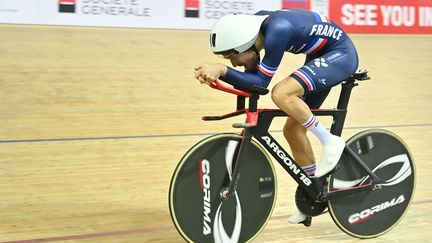 Dorian Foulon sur la piste du vélodrome de Saint-Quentin-en-Yvelines lors des championnats du monde de paracylisme sur piste, le 20 octobre 2022. (SIPA)