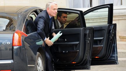 Le Premier ministre, Jean-Marc Ayrault, arrive &agrave; l'H&ocirc;tel Matignon, le 16 mai 2012. (MEHDI FEDOUACH / AFP)