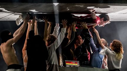 Un DJ, en l'occurence Rone, porté aux nues par les danseurs du Ballet national de Marseille, dans "Room with a view" de La(Horde) et Rone, au Théâtre du Châtelet, en mars 2020. (CYRIL MOREAU / BESTIMAGE)