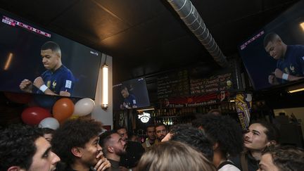 Des supporters de la France dans un bar, le 26 novembre 2022 à Toulouse (Haute-Garonne). (VALENTINE CHAPUIS / AFP)