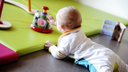 Un bébé dans une crèche de Clermont-Ferrand (Puy-de-Dôme), le 23 avril 2014. (MAXPPP)