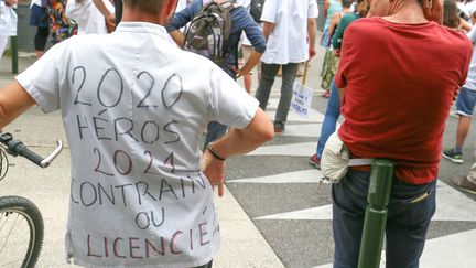 Un manifestant dans un cortège rassemblant des membres de la communauté médicale et des soignants de l'hôpital devant le siège de l'ARS Auvergne-Rhone-Alpes à Valence le 3 septembre 2021. (NICOLAS GUYONNET / HANS LUCAS)