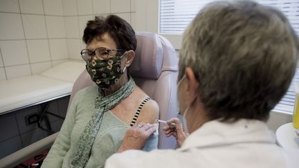 Une infirmière administre une dose de rappel du vaccin contre le Covid-19, le 15 novembre 2021 à Briançon (Hautes-Alpes). (THIBAUT DURAND / HANS LUCAS / AFP)