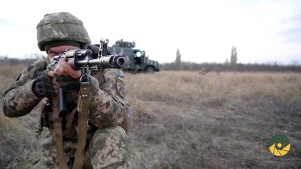 Un soldat ukrainien lors d'un exercice dans la région de Kherson, en Ukraine, le 19 janvier 2022. (EYEPRESS NEWS / AFP)