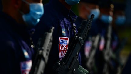 Des CRS masqués lors d'une cérémonie à&nbsp;Vélizy-Villacoublay en région parisienne le 11 septembre 2020.&nbsp; (MARTIN BUREAU / AFP)