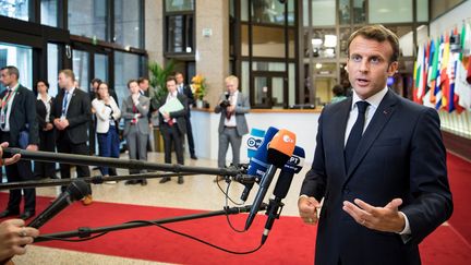 Emmanuel Macron s'exprime devant la presse après l'échec des négociations sur plusieurs postes clés de l'Union européenne, lundi 1er juillet 2019 à Bruxelles (Belgique). (GEOFFROY VAN DER HASSELT / AFP)