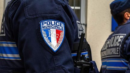 Des policiers du Val-de-Marne le 16 novembre 2018 à Villejuif. (BRUNO LEVESQUE / MAXPPP)