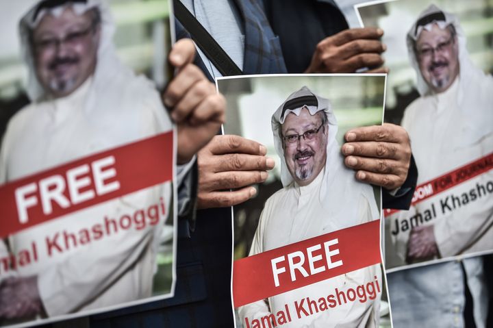 Des manifestants réclament la vérité sur la mort du journaliste saoudien Jamal Khashoggi, le 8 octobre 2018 à Istanbul (Turquie). (OZAN KOSE / AFP)