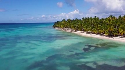 L’île de Saona est d’ordinaire pris d’assaut durant la période des fêtes. Quelques rares touristes sont présents cette année, mais pas de quoi rattraper les pertes colossales des professionnels locaux. (FRANCE 2)