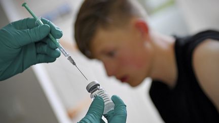 Les 12-18 ans pourront se faire vacciner contre le Covid-19 en France à partir du 15 juin (illustration). (FRANK HOERMANN/SVEN SIMON / SVEN SIMON)