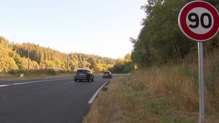 Dans le Puy-de-Dôme, la limitation de vitesse est relevée de 80 à 90 km/h, lundi 1er&nbsp;août. Le département a aussi mis en place 330 zones proches des habitations, dans lesquelles la vitesse est limitée.&nbsp; (FRANCE 3)