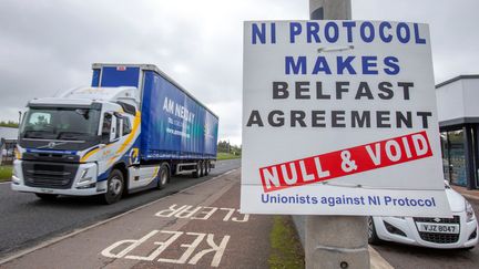 Une pancarte des unionistes opposés au protocole nord-irlandais, au&nbsp;nord de Belfast (Royaume-Uni), le 17 mai 2022. (PAUL FAITH / AFP)