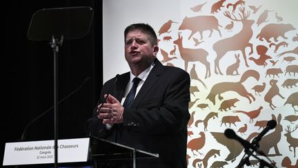 Willy Schraen lors d'une assemblée générale de&nbsp;la Fédération nationale des Chasseurs, le 22 mars 2022. (STEPHANE DE SAKUTIN / POOL / AFP)