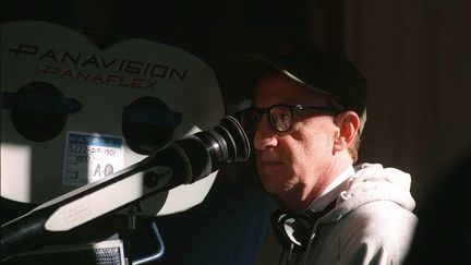 Le réalisateur américain Woody Allen en tournage en 1997. (BAEZ SANTIAGO/SIPA)