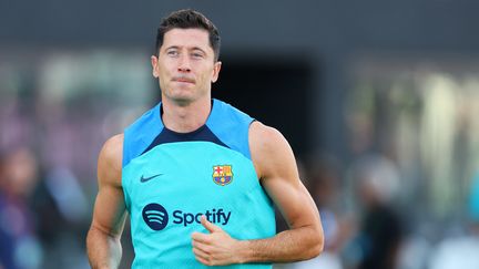 Robert Lewandowski, nouvelle recrue du FC Barcelone, s'échauffe avant un match amical de présaison contre l'Inter Miami CF, le 19 juillet 2022, à Fort Lauderdale, en Floride (Etats-Unis). (MICHAEL REAVES / AFP)