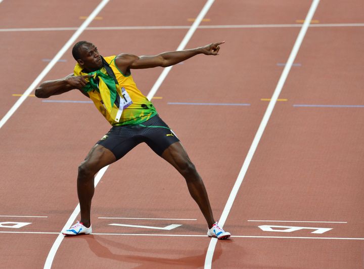 Le Jama&iuml;cain Usain Bolt f&ecirc;te son titre olympique du 200 m masculin, &agrave; Londres (Royaume-Uni), le 9 ao&ucirc;t 2012. (GABRIEL BOUYS / AFP)