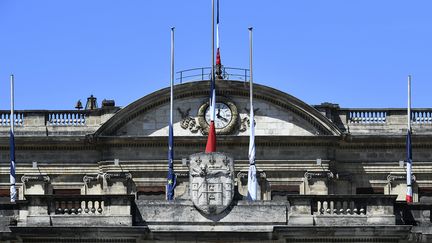 VIDEO. Après l'attentat de Nice, les drapeaux sont mis en berne à la mairie