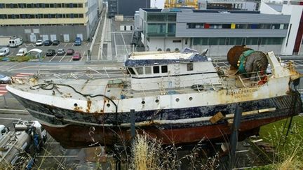 Vue générale réalisée le 15/7/2004, de l'épave du chalutier "Bugaled Breizh" mis à sec pour les besoins de l'enquête. (AFP - Marcel Mochet)