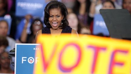 J-11 #TEAMOBAMA La First Lady Michelle Obama s'adresse aux supporters de son mari &agrave; Las Vegas (Nevada), le 26 octobre 2012. (JOHN GURZINSKI / AFP)