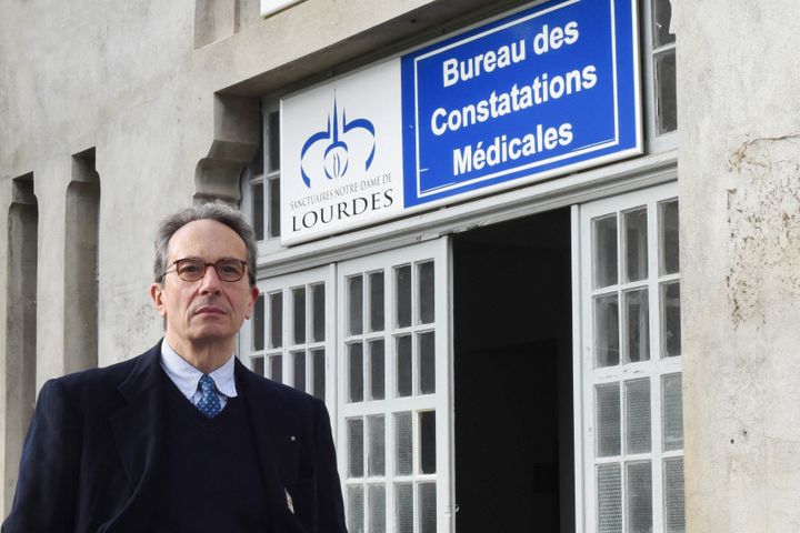 Le docteur&nbsp;&nbsp;Alessandro de Franciscis, président du Bureau des constatations médicales, pose devant ses locaux, à Lourdes (Hautes-Pyrénées). (LAURENT FERRIERE / HANS LUCAS / AFP)