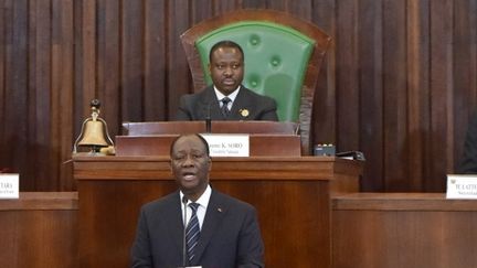 Guillaume Soro (en haut), alors président de l'Assemblée nationale, écoute le président ivoirien Alassane Ouattara s'exprimer dans l'hémicycle le 10 janvier 2017, à Abidjan, la capitale économique de la Côte d'Ivoire.&nbsp; (ISSOUF SANOGO / AFP)