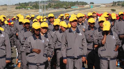 Des ouvriers chinois sur le chantier de construction d'une autoroute dans les faubourgs d'Addis Abeba en Ethiopie le 5 mai 2014. (STRINGER . / X80002)