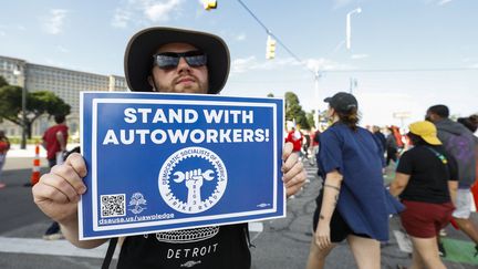 Un membre de l'United Auto Workers (UAW), le 3 septembre 2023, lors d'une manifestation à Detroit (Michigan). (BILL PUGLIANO / GETTY IMAGES NORTH AMERICA / AFP)