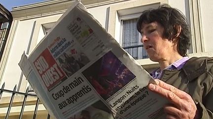 Capture d'&eacute;cran montrant Dominique, femme de m&eacute;nage de 54 ans d&eacute;couvre son histoire racont&eacute;e dans le journal local, vendredi 21 novembre 2014 &agrave; Pessac (Gironde) ( FRANCE 2)