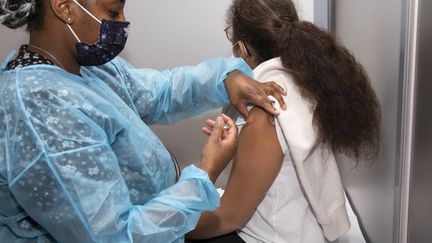 Vaccination contre le Covid-19 dans un centre de vaccination de&nbsp;Grasse (Alpes-Maritimes), le 5 anvier 2022. (ERIC DERVAUX / HANS LUCAS / AFP)