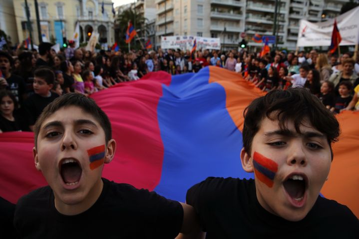 Des manifestants arm&eacute;niens se rassemblent devant l'ambassade turque d'Ath&egrave;nes (Gr&egrave;ce), le 24 avril 2013, &agrave; l'occasion du 98e anniversaire du g&eacute;nocide arm&eacute;nien. (YANNIS BEHRAKIS / REUTERS)